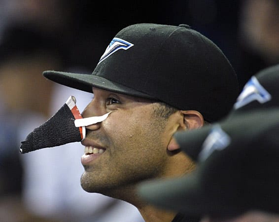 Toronto-Blue-Jays-Pitcher Ricky Romero hat sich für den Kindergeburtstag seines Mannschaftskollegen eine ganz besondere Verkleidung einfallen lassen: die eines Nasenbärs.