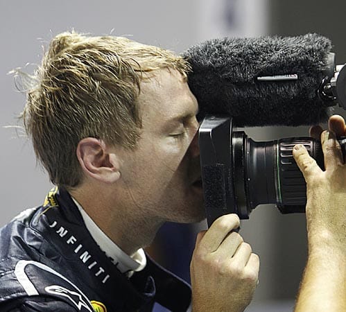 Der Schluck aus der Magnum-Flasche schmeckt für Sebastian Vettel irgendwie anders als sonst.