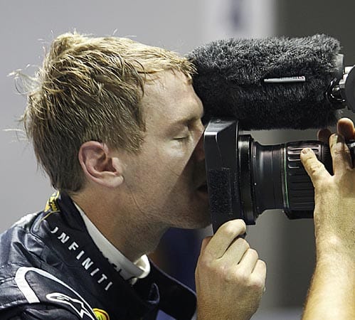 Der Schluck aus der Magnum-Flasche schmeckt für Sebastian Vettel irgendwie anders als sonst. Der Schluck aus der Magnum-Flasche schmeckt für Sebastian Vettel irgendwie anders als sonst.
