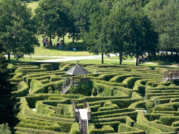Ziel aller Verirrungen ist der Mittelpunkt des Labyrinths, ein vom europäischen Sternenbanner geschmückter Pavillon mit Aussichtsplattform.
