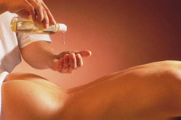Massage für den Liebsten: mit unseren Tipps funktioniert's - Aromaöl-Massage