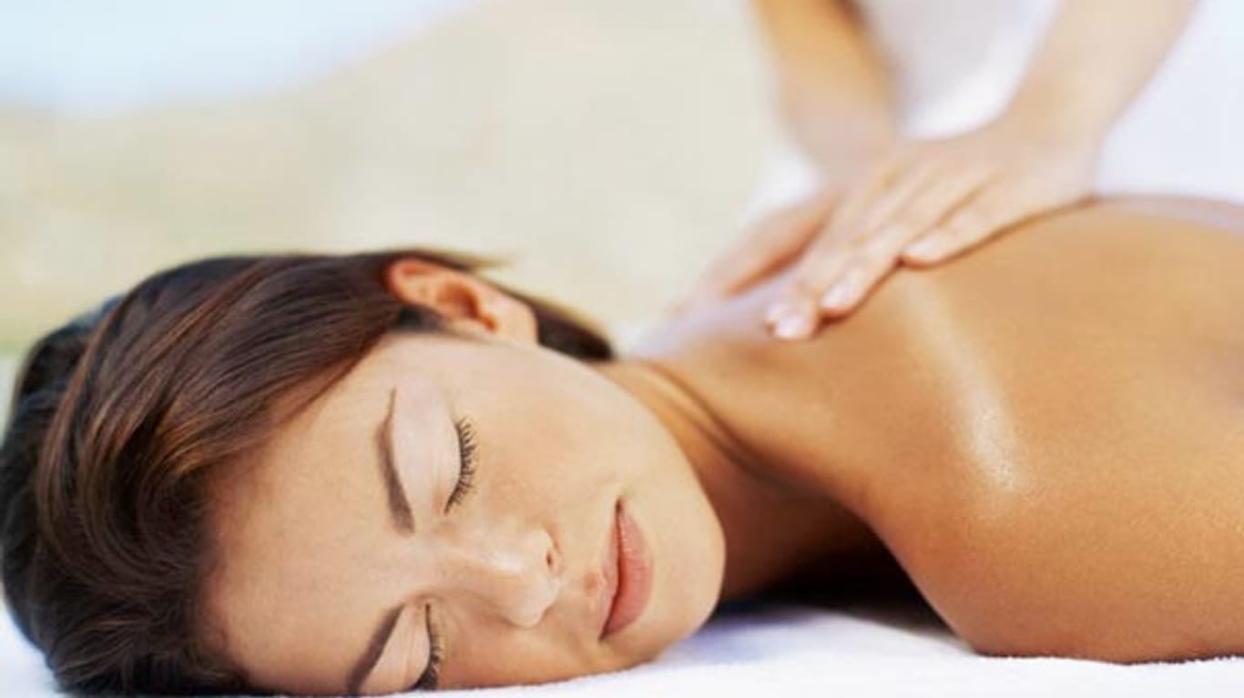Massagen stimulieren versteifte Partien und fördern die Beweglichkeit.