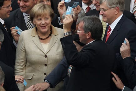 Bundestagsabgeordnete umringen Kanzlerin Angela Merkel