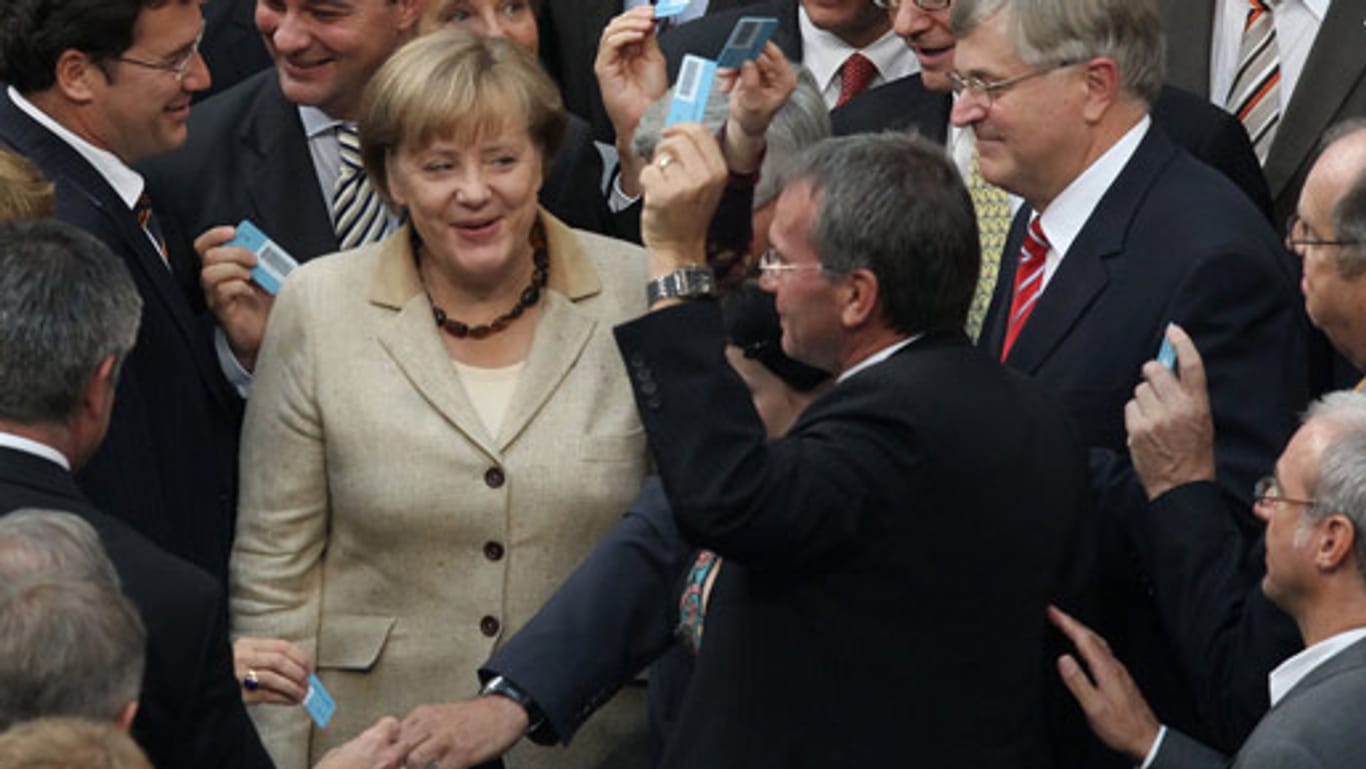 Bundestagsabgeordnete umringen Kanzlerin Angela Merkel