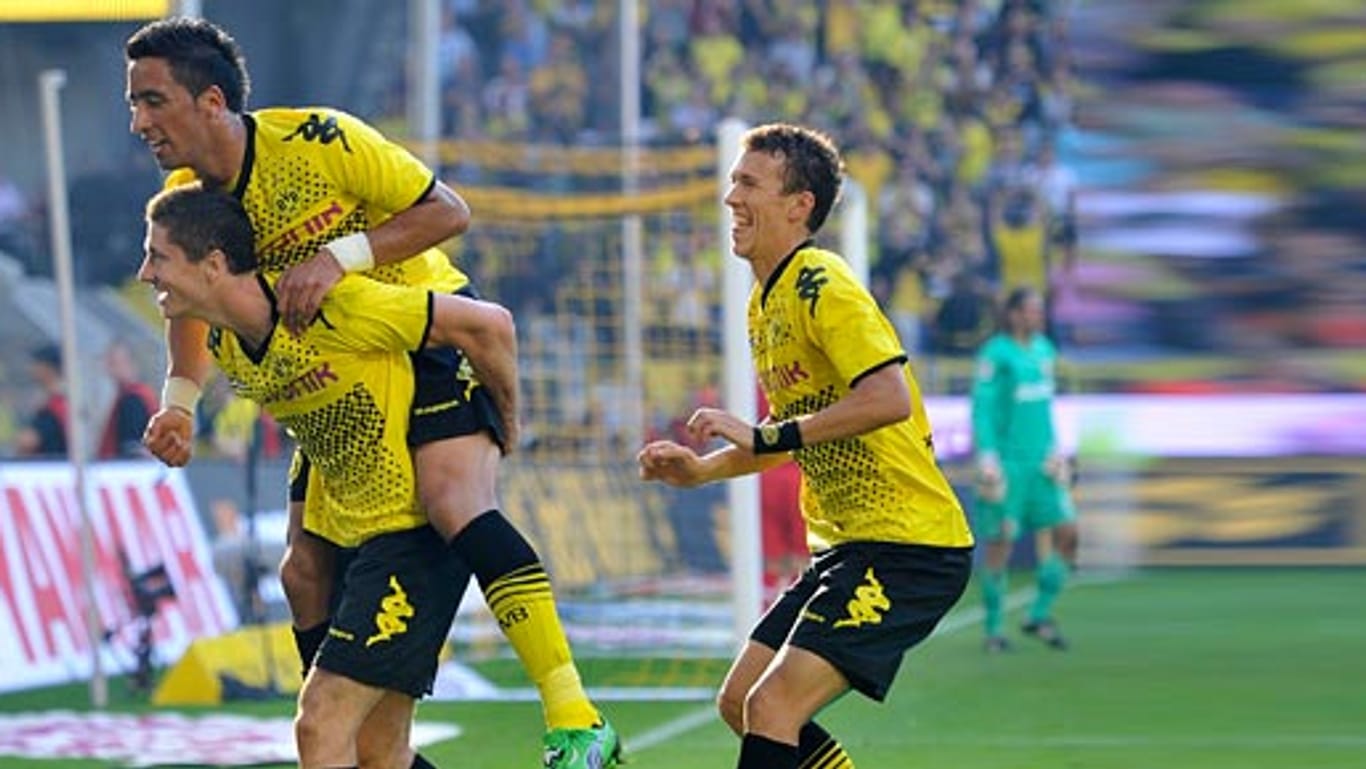 Dortmunds Lewandowski nimmt Sturmpartner Barrios huckepack.