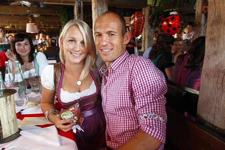 Der holländische Offensivwirbler Arjen Robben mit seiner Frau Bernadien.
