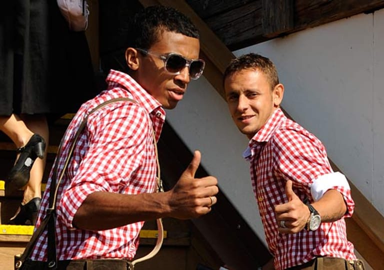 Mittelfeld-Allrounder Luiz Gustavo und Rechtsverteidiger Rafinha zeigen's an: Daumen hoch für eine gute Saison des FC Bayern.