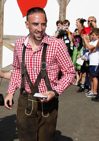 Mit dem Vereinsrekord von elf Pflichtspielen ohne Gegentor haben sich die Spieler des FC Bayern den diesjährigen Besuch auf dem Oktoberfest redlich verdient. Der Franzose Franck Ribéry macht auch in der Krachledernen eine gute Figur.