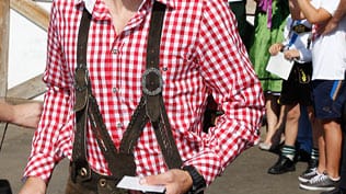 Mit dem Vereinsrekord von elf Pflichtspielen ohne Gegentor haben sich die Spieler des FC Bayern den diesjährigen Besuch auf dem Oktoberfest redlich verdient. Der Franzose Franck Ribéry macht auch in der Krachledernen eine gute Figur.