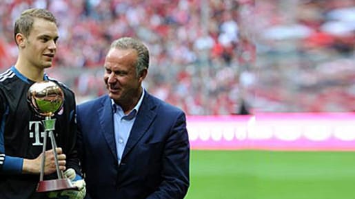 Manuel Neuer (li.) begeistert mit seinen Leistungen nicht nur den Bayern-Boss Karl-Heinz Rummenigge. Manuel Neuer (li.) begeistert mit seinen Leistungen nicht nur den Bayern-Boss Karl-Heinz Rummenigge.