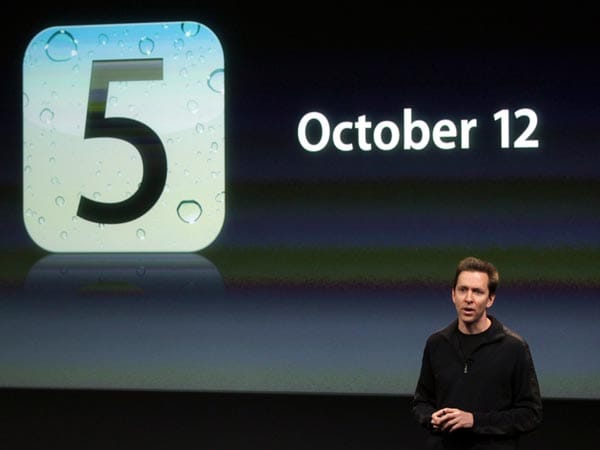 Apple-Manager Scott Forstall präsentierte das ebenfalls überarbeitete Mobil-Betriebssystem iOS 5.