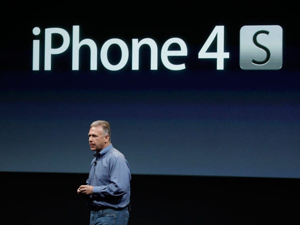 Apple-Manager Phil Schiller verriet den Namen des neuen Smartphones: iPhone 4S.
