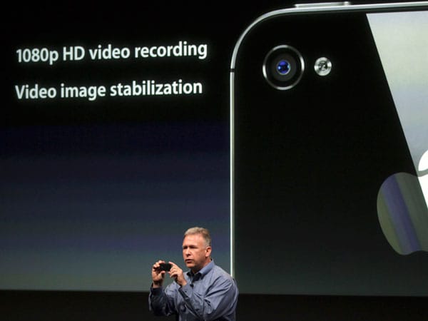 Phil Schiller demonstrierte auch die neue Kamera des iPhone 4S. Sie kann Full-HD-Videos aufnehmen und dabei in Echtzeit das Bild korrigieren.