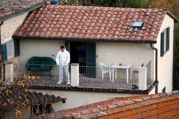 2. November 2007: Die Leiche Kerchers wird in ihrem Zimmer in der gemeinsamen Wohnung in Perugia gefunden. Den Ermittlern zufolge wurde die 21-Jährige am Vorabend getötet. 2. November 2007: Die Leiche Kerchers wird in ihrem Zimmer in der gemeinsamen Wohnung in Perugia gefunden. Den Ermittlern zufolge wurde die 21-Jährige am Vorabend getötet.