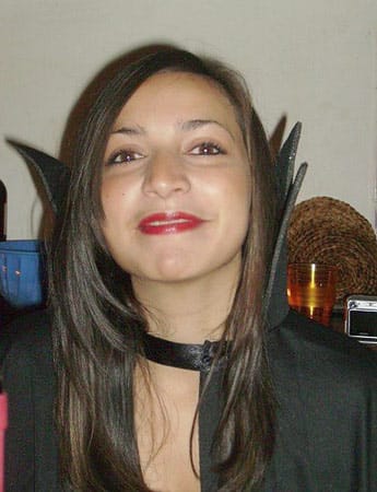 Die britische Austauschstudentin Meredith Kercher wurde in der Mordnacht sexuell missbraucht, mit einem Messer schwer verletzt und gewürgt. Sie starb an ihren zahlreichen Verletzungen. Der oder die Täter schnitten ihr zuletzt die Kehle durch. Die britische Austauschstudentin Meredith Kercher wurde in der Mordnacht sexuell missbraucht, mit einem Messer schwer verletzt und gewürgt. Sie starb an ihren zahlreichen Verletzungen. Der oder die Täter schnitten ihr zuletzt die Kehle durch.