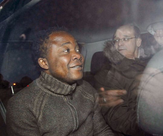 Auch der aus dem Kongo stammende Diya "Patrick" Lumumba (l.) wird verhaftet. Der Mann besitzt ein Lokal, in dem Knox gelegentlich gearbeitet hat. Knox belastet Lumumba in ihren Aussagen bei der Polizei, dennoch wird der Mann aus Mangel an Beweisen wieder auf freien Fuß gesetzt. Auch der aus dem Kongo stammende Diya "Patrick" Lumumba (l.) wird verhaftet. Der Mann besitzt ein Lokal, in dem Knox gelegentlich gearbeitet hat. Knox belastet Lumumba in ihren Aussagen bei der Polizei, dennoch wird der Mann aus Mangel an Beweisen wieder auf freien Fuß gesetzt.
