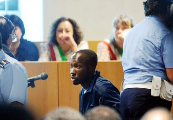 6. Dezember 2007: Der Ivorer Rudy Hermann Guede (hier im Juni 2007 vor dem Gericht in Perugia) wird in Deutschland festgenommen und nach Italien ausgeliefert. Er bekommt ein Schnellverfahren, wird des Mordes an Kercher schuldig gesprochen und zu 30 Jahren Haft verurteilt. Kurz darauf setzt aber ein Berufungsgericht das Strafmaß auf 16 Jahre herab. 6. Dezember 2007: Der Ivorer Rudy Hermann Guede (hier im Juni 2007 vor dem Gericht in Perugia) wird in Deutschland festgenommen und nach Italien ausgeliefert. Er bekommt ein Schnellverfahren, wird des Mordes an Kercher schuldig gesprochen und zu 30 Jahren Haft verurteilt. Kurz darauf setzt aber ein Berufungsgericht das Strafmaß auf 16 Jahre herab.