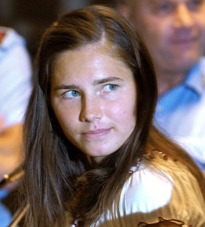 16. Januar 2009: In Perugia beginnt der Prozess gegen Knox und Sollecito. Knox sagt aus und äußert sich schockiert über Kerchers Tod. Sie bringt ein Alibi vor und erklärt, von der Polizei mit Schlägen zu einer Falschaussage gebracht worden zu sein. 16. Januar 2009: In Perugia beginnt der Prozess gegen Knox und Sollecito. Knox sagt aus und äußert sich schockiert über Kerchers Tod. Sie bringt ein Alibi vor und erklärt, von der Polizei mit Schlägen zu einer Falschaussage gebracht worden zu sein.