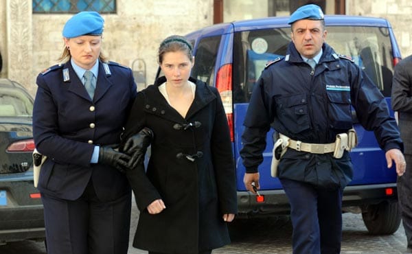 24. November 2010: Die Anwälte von Knox und Sollecito erreichen die Aufnahme eines Berufungsprozesses in Perugia. Der Fall wird neu verhandelt. 24. November 2010: Die Anwälte von Knox und Sollecito erreichen die Aufnahme eines Berufungsprozesses in Perugia. Der Fall wird neu verhandelt.