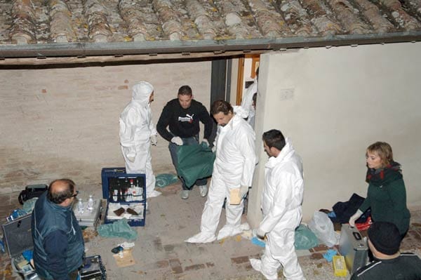 29. Juni 2011: Forensische Gutachten im Berufungsprozess ergeben, dass etliche DNA-Spuren, auf die sich die Verurteilung stützte, nicht beweiskräftig sind (Aufnahme vom Tatort am 2. November 2007). 29. Juni 2011: Forensische Gutachten im Berufungsprozess ergeben, dass etliche DNA-Spuren, auf die sich die Verurteilung stützte, nicht beweiskräftig sind (Aufnahme vom Tatort am 2. November 2007).