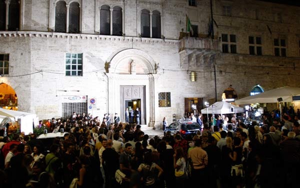 Medien aus aller Welt und viele Neugierige sind am Tag der Urteilsverkündung vor dem Gerichtsgebäude in Perugia erschienen. Medien aus aller Welt und viele Neugierige sind am Tag der Urteilsverkündung vor dem Gerichtsgebäude in Perugia erschienen.
