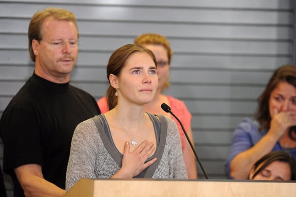 5. Oktober 2011: Familie und Freunde bereiten Knox einen emotionalen Empfang auf dem Flughafen ihrer Heimatstadt Seattle. Der Staatsanwalt von Perugia kündigt unterdessen an, er wolle den Freispruch Knox' anfechten. 5. Oktober 2011: Familie und Freunde bereiten Knox einen emotionalen Empfang auf dem Flughafen ihrer Heimatstadt Seattle. Der Staatsanwalt von Perugia kündigt unterdessen an, er wolle den Freispruch Knox' anfechten.