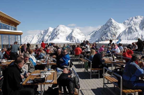 Après-Ski im Stubaital: Zum Einkehrschwung lädt die "Jochdohle" auf 3150 Meter Höhe: keine urige Hütte, aber der Panoramablick ist ebenso spitze wie der Latte Macchiato.