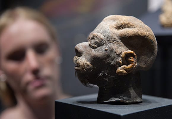Gezeigt werden in der Ausstellung mehr als 300 Schädel und Schrumpfköpfe aus Südamerika, übermodellierte Ahnenschädel aus Kolumbien, Schädelschalen aus dem pfälzischen Herxheim oder Schillers angebliche Überreste.