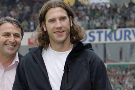 Altbekannte aus Bremen: Werders Geschäftsführer Klaus Allofs (li.) mit dem Ex-Bremer Torsten Frings.
