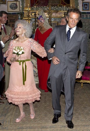 Die Herzogin von Alba trug ein Hochzeitskleid in blassem Rosa - traditionell mit Blumenstrauß. Die Herzogin von Alba trug ein Hochzeitskleid in blassem Rosa - traditionell mit Blumenstrauß.