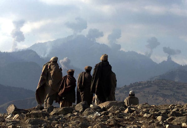 Der Afghanistan-Krieg ist geprägt von der Suche nach dem Terrorchef. Hier beobachten afghanische Anti-Taliban-Kämpfer das Bombardement der Bergfestung Tora-Bora. US-Streitkräfte vermuteten in der Festung den Unterschlupf des Al-Kaida-Anführers.
