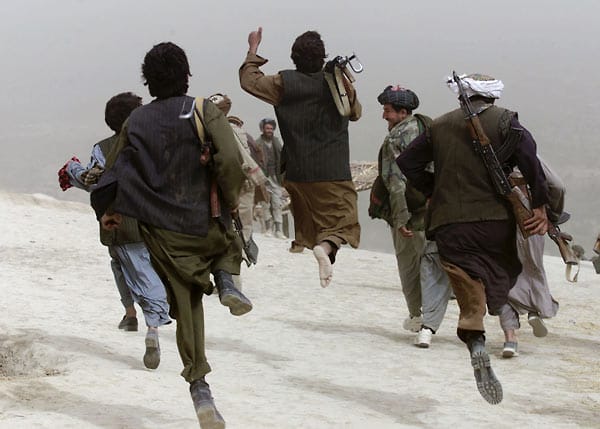 Während die USA zu Beginn des Afghanistan-Krieges hauptsächlich aus der Luft angreifen, übernehmen die afghanischen Kämpfer der Nordallianz die Rolle der Bodentruppen im Kampf gegen die Taliban.