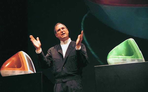 Steve Jobs präsentiert den iMac.