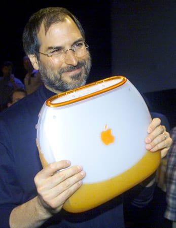 Steve Jobs mit einem der ersten iBooks.