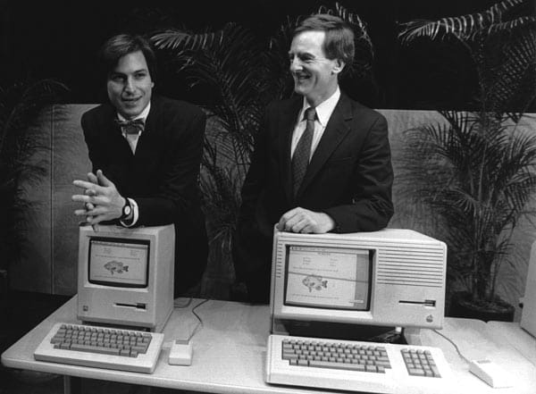Steve Jobs und Apple-Präsident John Sculley bei der Vorstellung der ersten Macintosh-Computer.