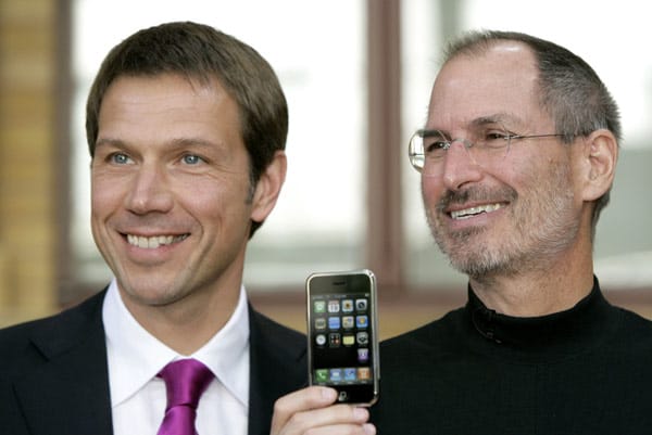 Telekom-Chef Rene Obermann (links) und Apple-Chef Steve Jobs bei der Produkteinführung des iPhone 2007 in Deutschland.