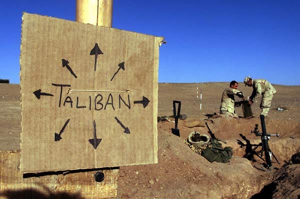 In den ländlichen Gegenden Afghanistans herrschen Warlords und Clans, die ihre eigenen Gesetze und Lebensgewohnheiten haben. Einige von ihnen sympathisieren mit den Taliban. In den ländlichen Gegenden Afghanistans herrschen Warlords und Clans, die ihre eigenen Gesetze und Lebensgewohnheiten haben. Einige von ihnen sympathisieren mit den Taliban.