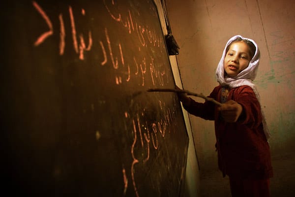 Ein Mädchen steht in einer Kabuler Schule an der Kreidetafel. Unter der Herrschaft der Taliban war es Frauen nicht erlaubt, zur Schule zu gehen.