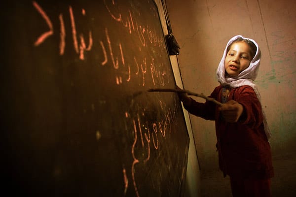Ein Mädchen steht in einer Kabuler Schule an der Kreidetafel. Unter der Herrschaft der Taliban war es Frauen nicht erlaubt, zur Schule zu gehen. Ein Mädchen steht in einer Kabuler Schule an der Kreidetafel. Unter der Herrschaft der Taliban war es Frauen nicht erlaubt, zur Schule zu gehen.