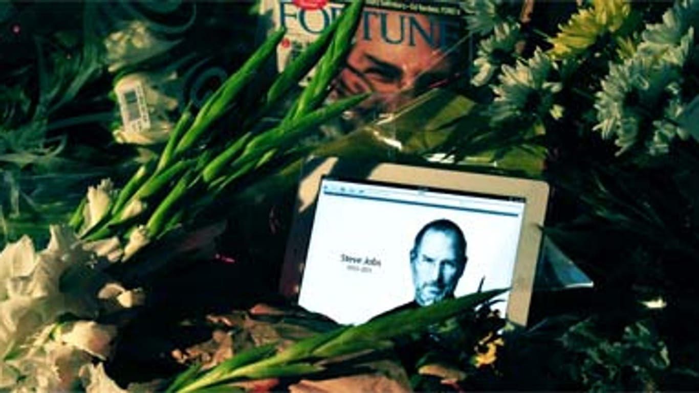 Blumen für Steve Jobs auf einer Parkbank an der Apple-Zentrale.