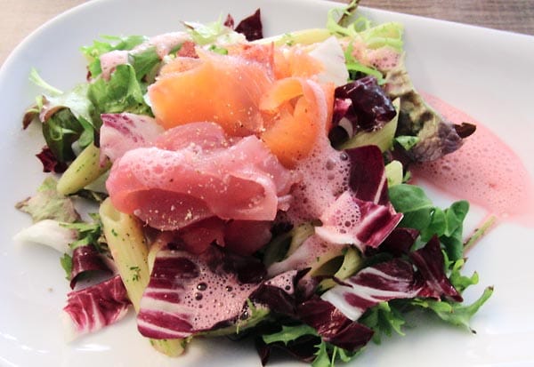 Delikate Vorspeise: Lachs- und Thunfischcarpaccio mit leckerem Salat der Saison und Rote-Beete-Schaum.