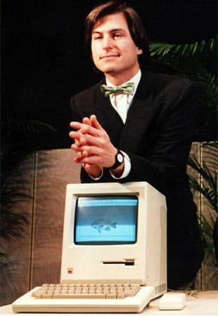 Steve Jobs mit dem ersten Macintosh.