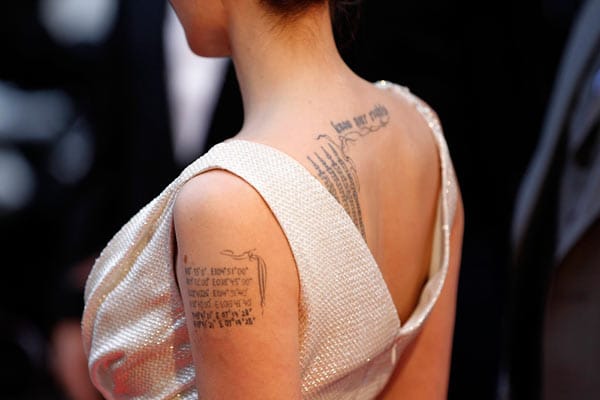 Jolie trägt auch ein Tattoo auf ihrem linken Oberarm. Zu sehen sind die Koordinatenangaben der Geburtsorte ihrer sechs Kinder.