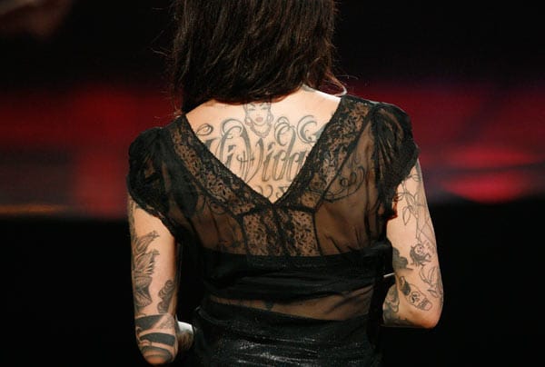 Kat Von D ist auch selbst als Tätowiererin tätig. 2007 stach sie innerhalb von 24 Stunden ganze 400 Tattoos.