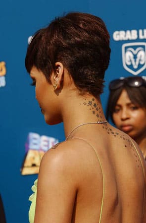 Rihannas wohl auffälligstes Tattoo: Die Sängerin hat Sterne auf dem Rücken und im Nacken tätowiert. Insgesamt trägt die Schönheit 15 verschiedene Motive.
