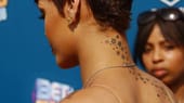 Rihannas wohl auffälligstes Tattoo: Die Sängerin hat Sterne auf dem Rücken und im Nacken tätowiert. Insgesamt trägt die Schönheit 15 verschiedene Motive.