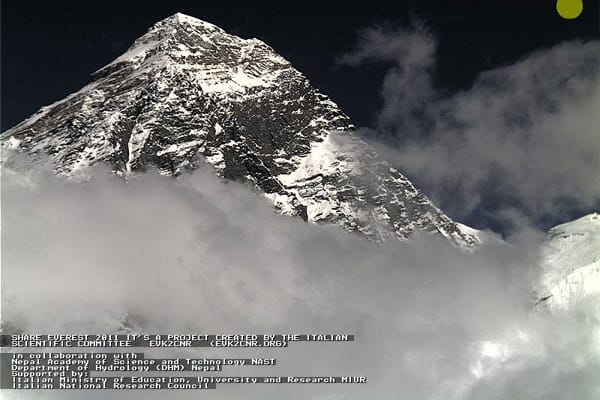 Die Everest Webcam steht in 5675 Meter auf dem Gipfel des Kala Patthar.