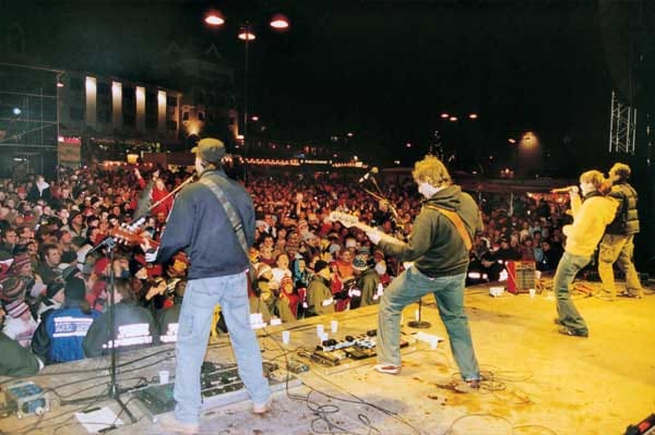 Heiß her geht es auch in Obertauern: Beim "Internationalen Skicountdown" vom 24. November bis 11. Dezember treten Bands unter freiem Himmel auf. Heiß her geht es auch in Obertauern: Beim "Internationalen Skicountdown" vom 24. November bis 11. Dezember treten Bands unter freiem Himmel auf.