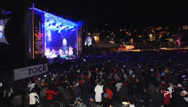 Abends sollte man sich in Ischgl lieber noch dicker einpacken. Aber bei guter Musik kann man sich auch warm tanzen. Abends sollte man sich in Ischgl lieber noch dicker einpacken. Aber bei guter Musik kann man sich auch warm tanzen.
