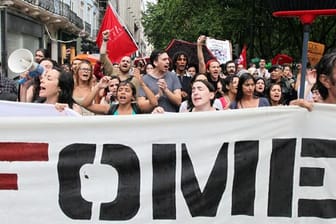 "Hunger" steht auf dem Plakat dieser Demonstranten in Portugal